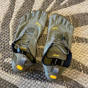 Vibram Five Finger V-Alpha barefoot shoes. Size 42 (US9-9.5)